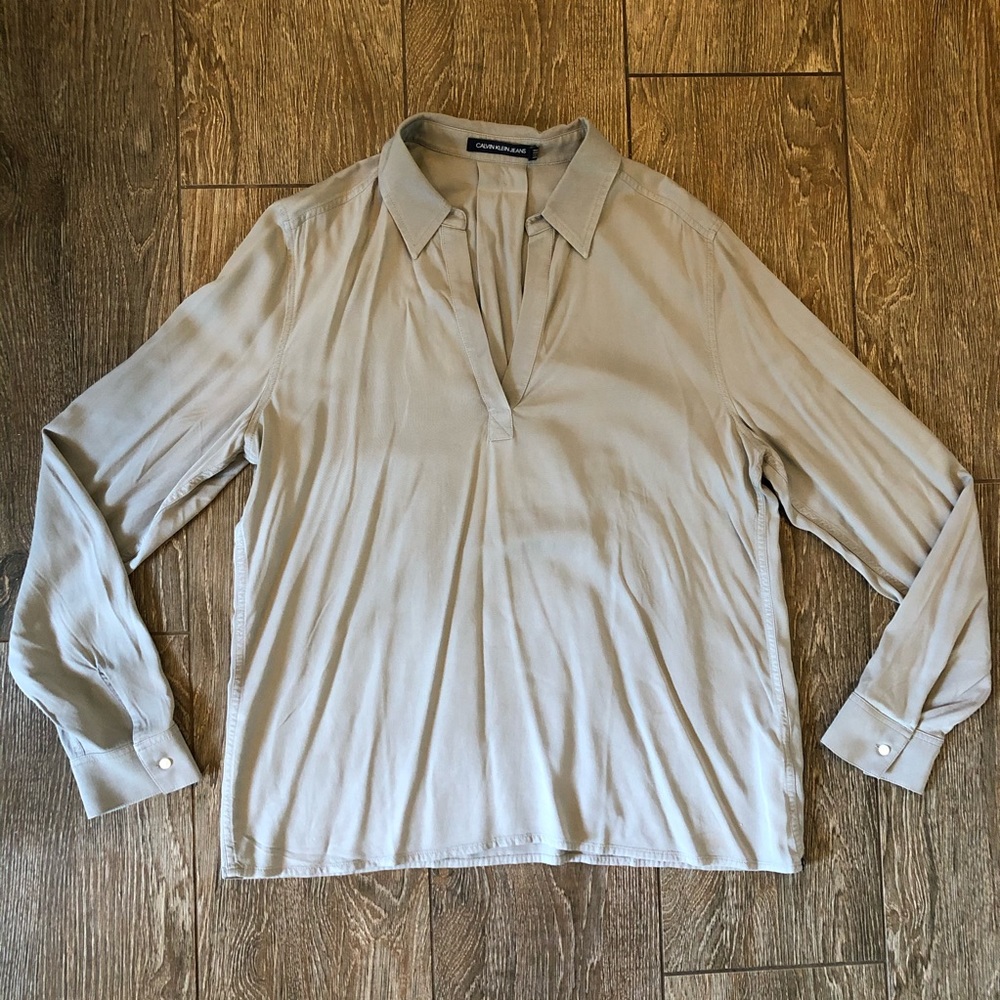 Calvin Klein Grey Lenin Blouse w/V-Neck Detail L